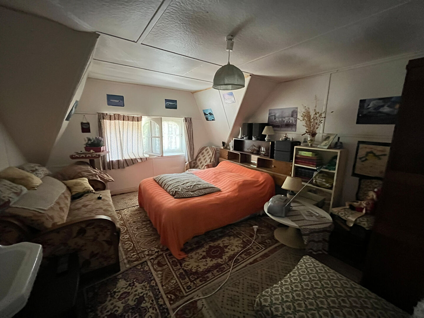 Bois, centre-ville et plage.