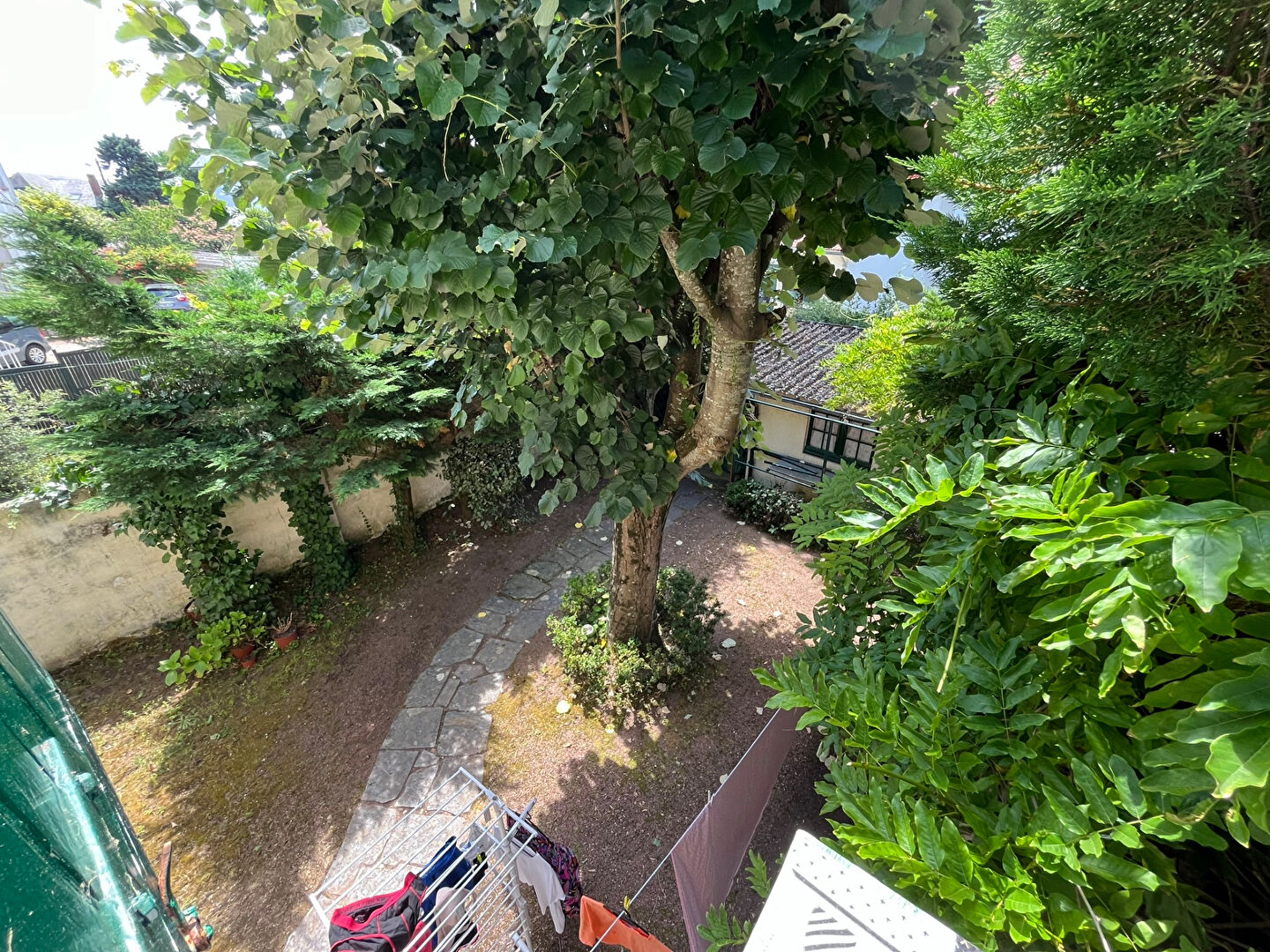 Bois, centre-ville et plage.