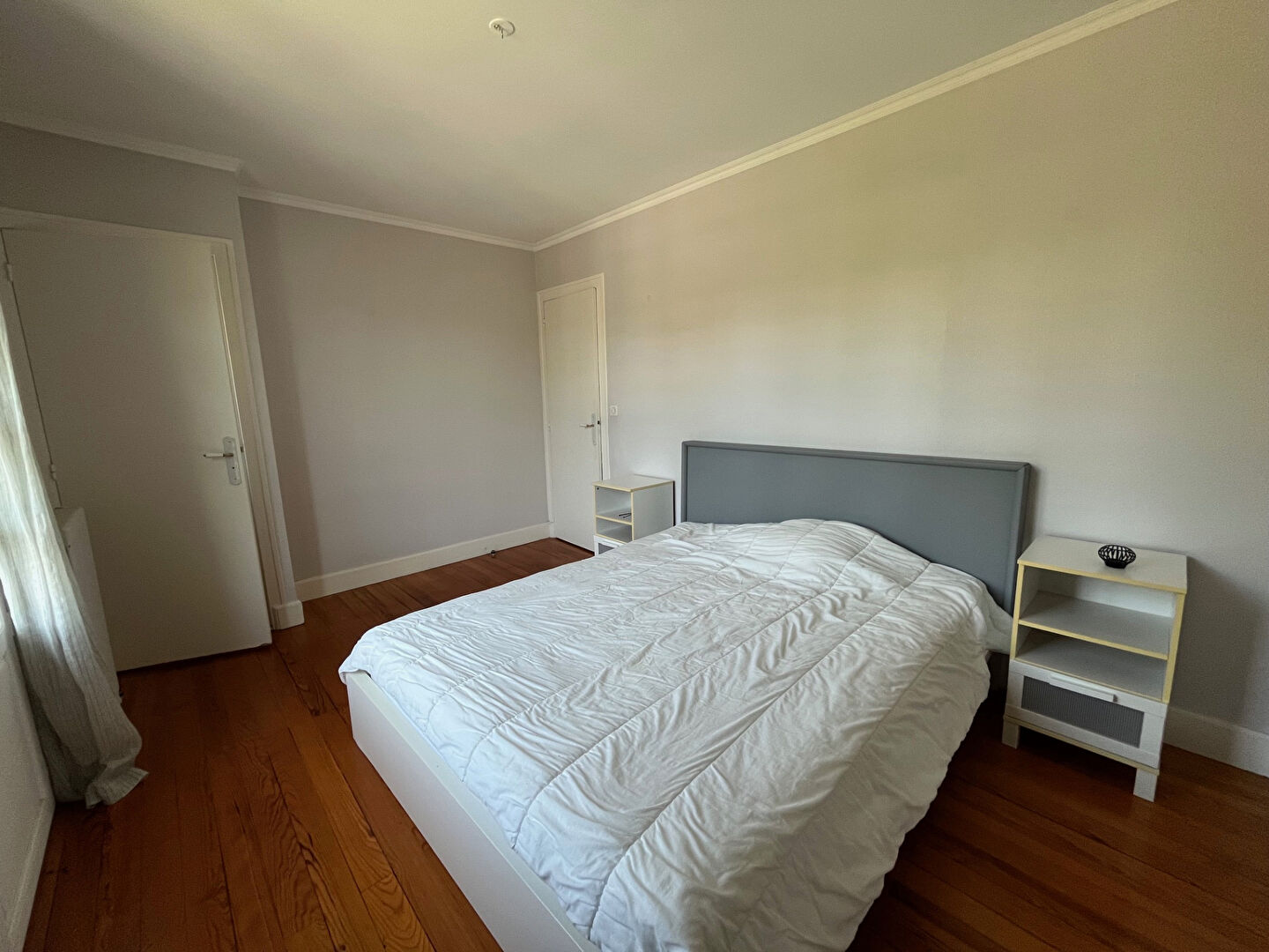 Les commerces et plage à pieds