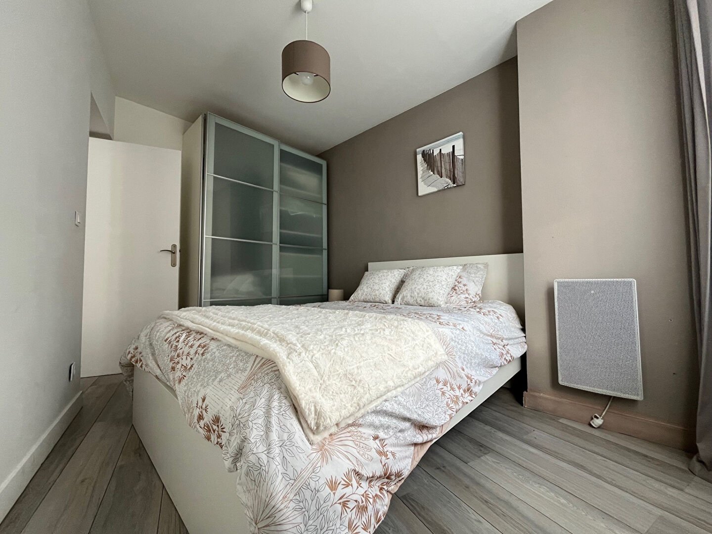 Proche toutes commodités et gare à pied.