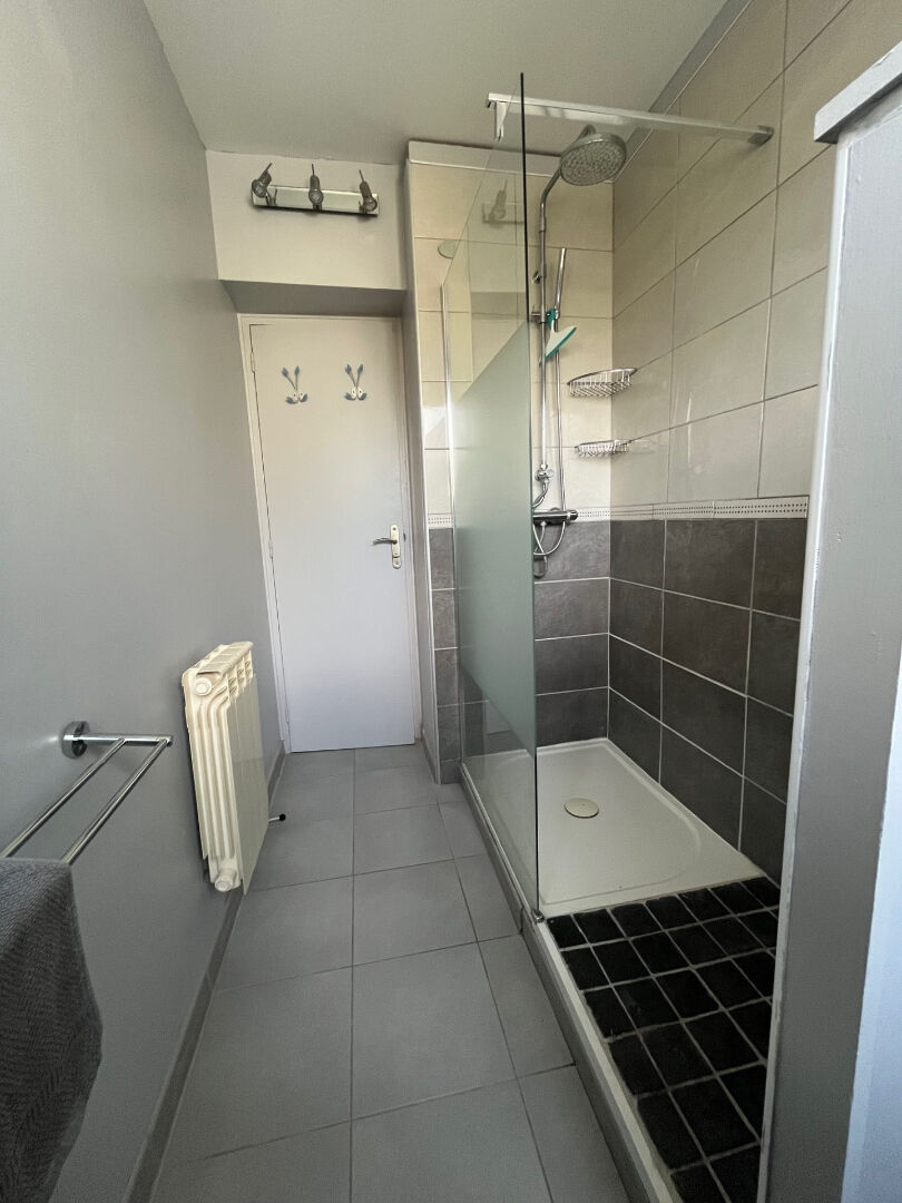 Proche toutes commodités et gare à pied.