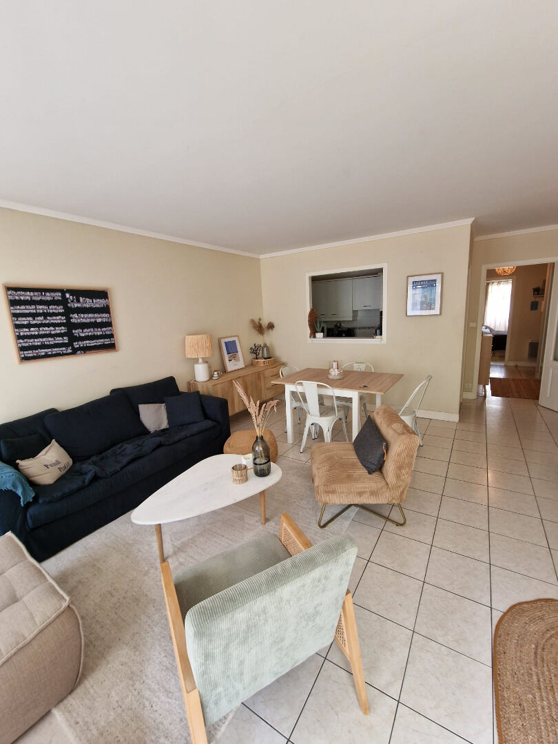 Proche toutes commodités et plage à pieds.