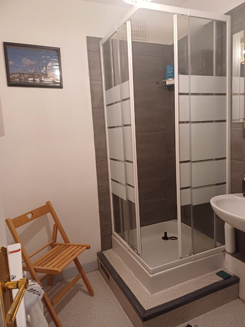 Au pied du port et de la plage.