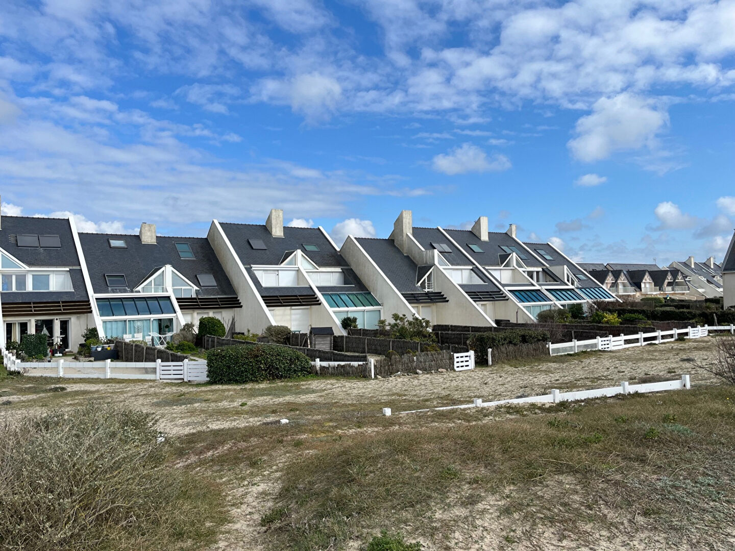 plage et commerces à pied.