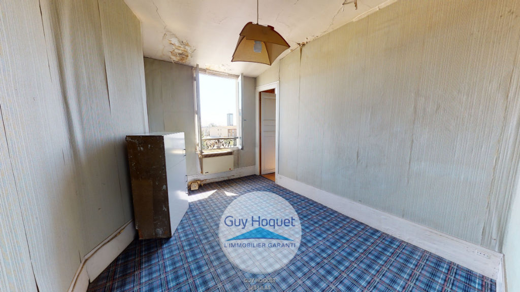 DERNIER ÉTAGE - STUDIO - TRAVAUX A PREVOIR