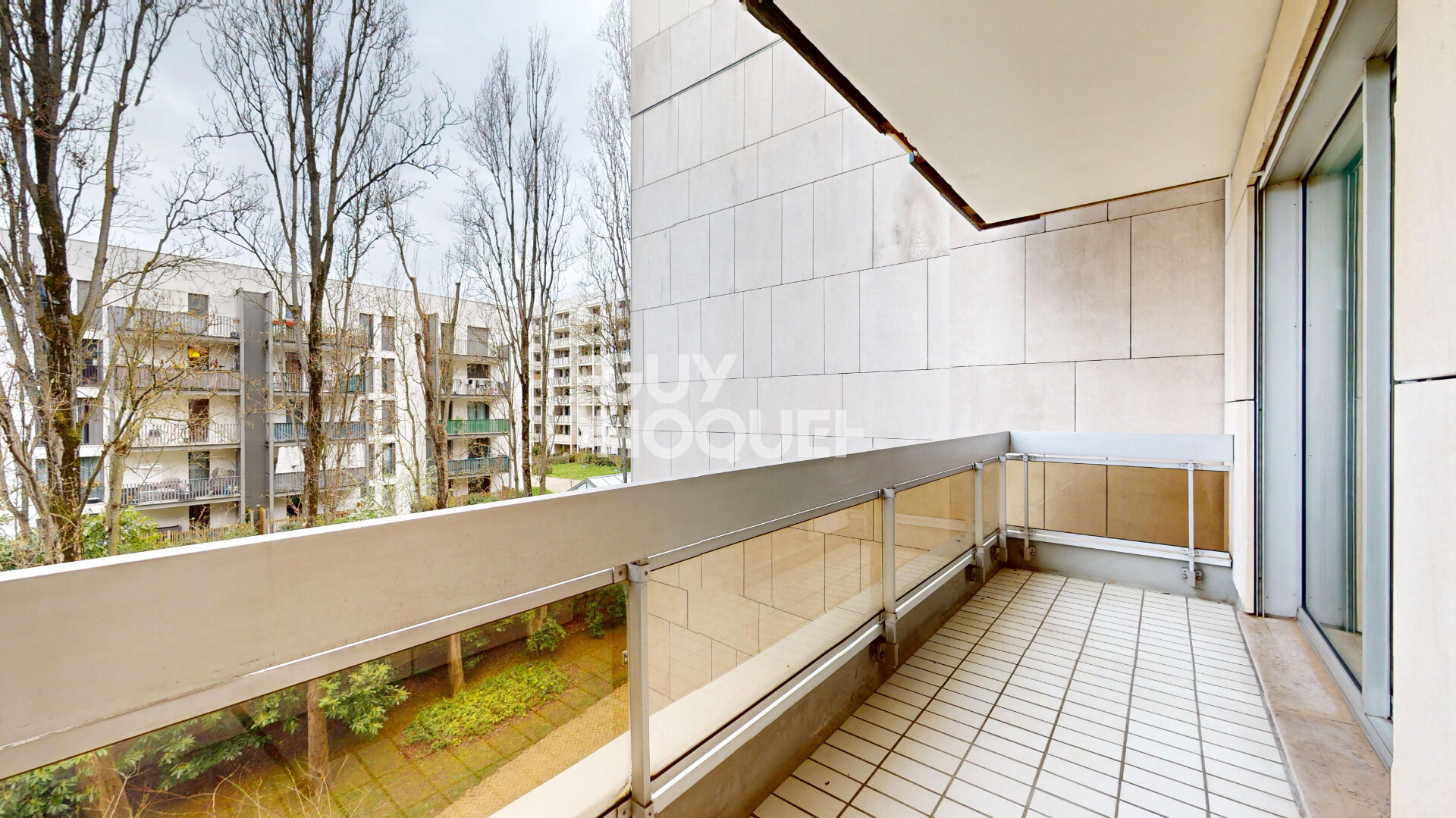 Studio avec beau balcon à louer