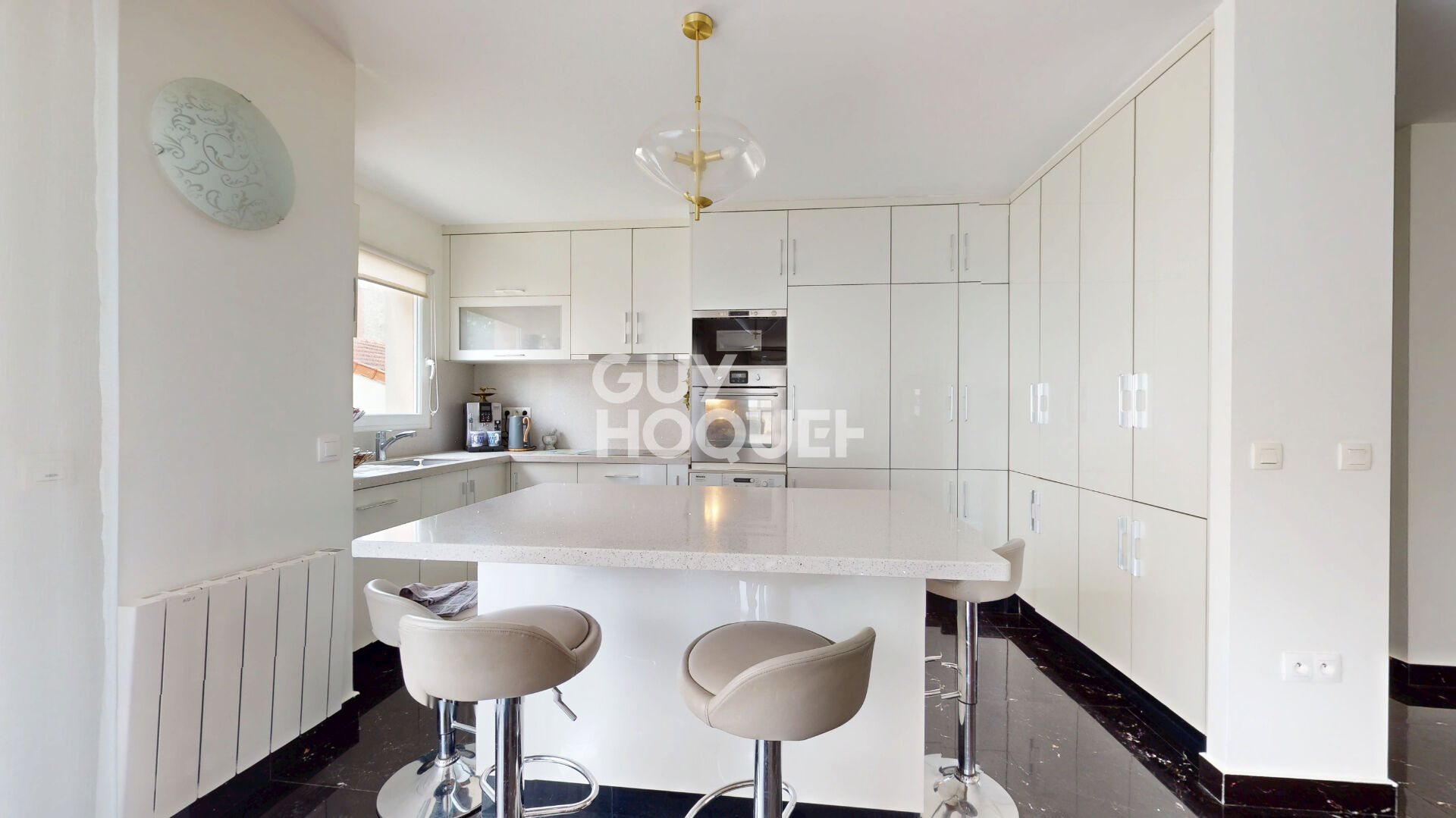 Appartement 5 pièces avec vue dégagée en coeur de ville - Mairie des Lilas