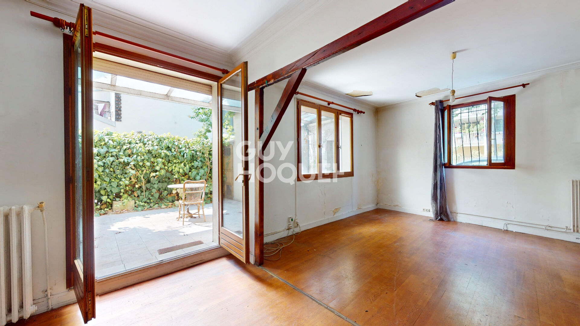 Charme de l' ancien avec cheminée, terrasse et travaux à prévoir.