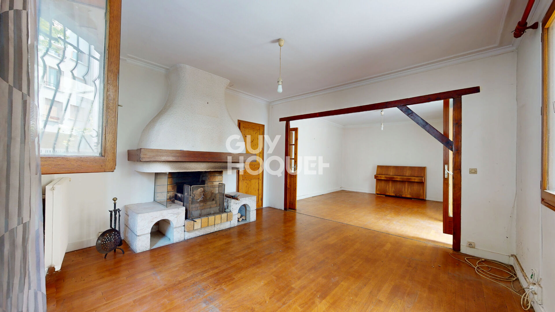 Charme de l' ancien avec cheminée, terrasse et travaux à prévoir.