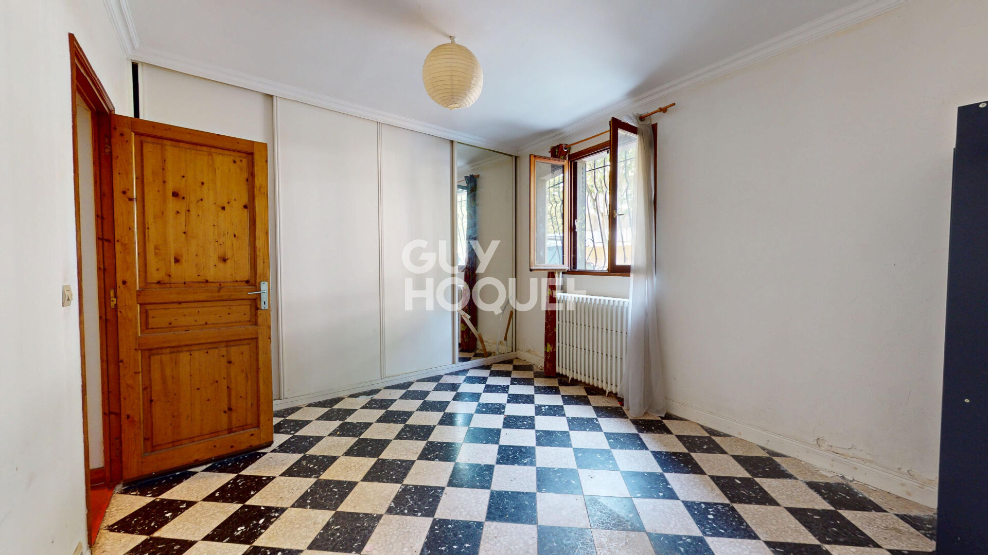 Charme de l' ancien avec cheminée, terrasse et travaux à prévoir.
