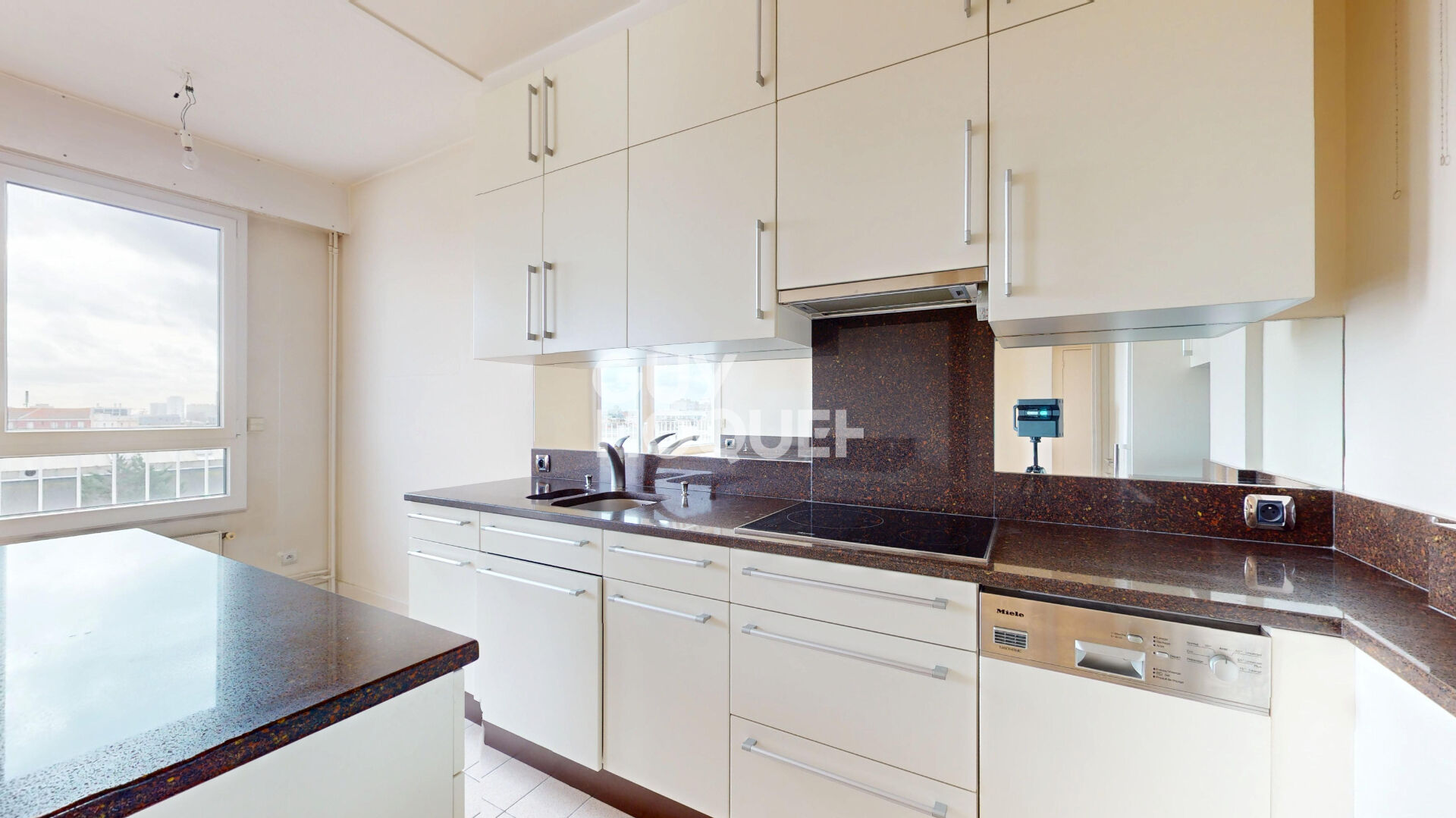 Calme et lumière, à 300m du métro Serge Gainsbourg.