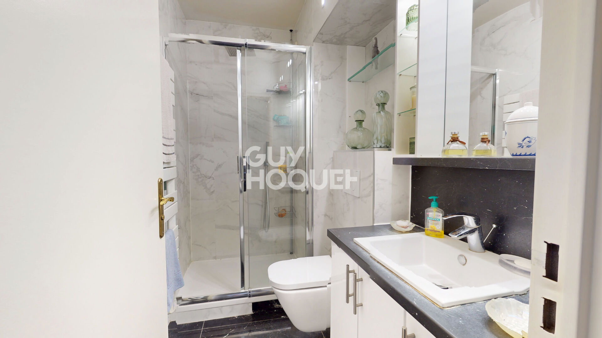 Appartement 5 pièces avec vue dégagée en coeur de ville - Mairie des Lilas