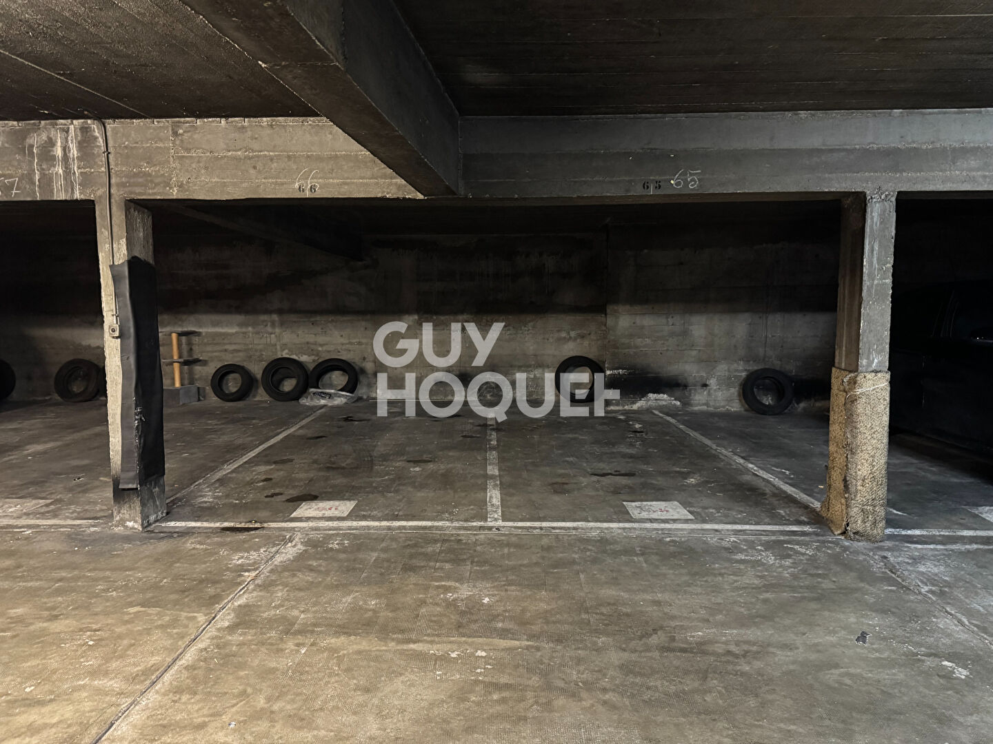 Stationnement sécurisé en sous-sol : 17 rue du Coq Français.