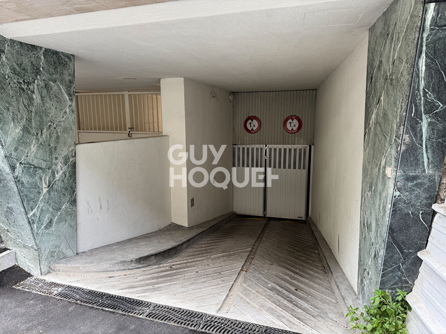 Stationnement sécurisé en sous-sol : 17 rue du Coq Français.