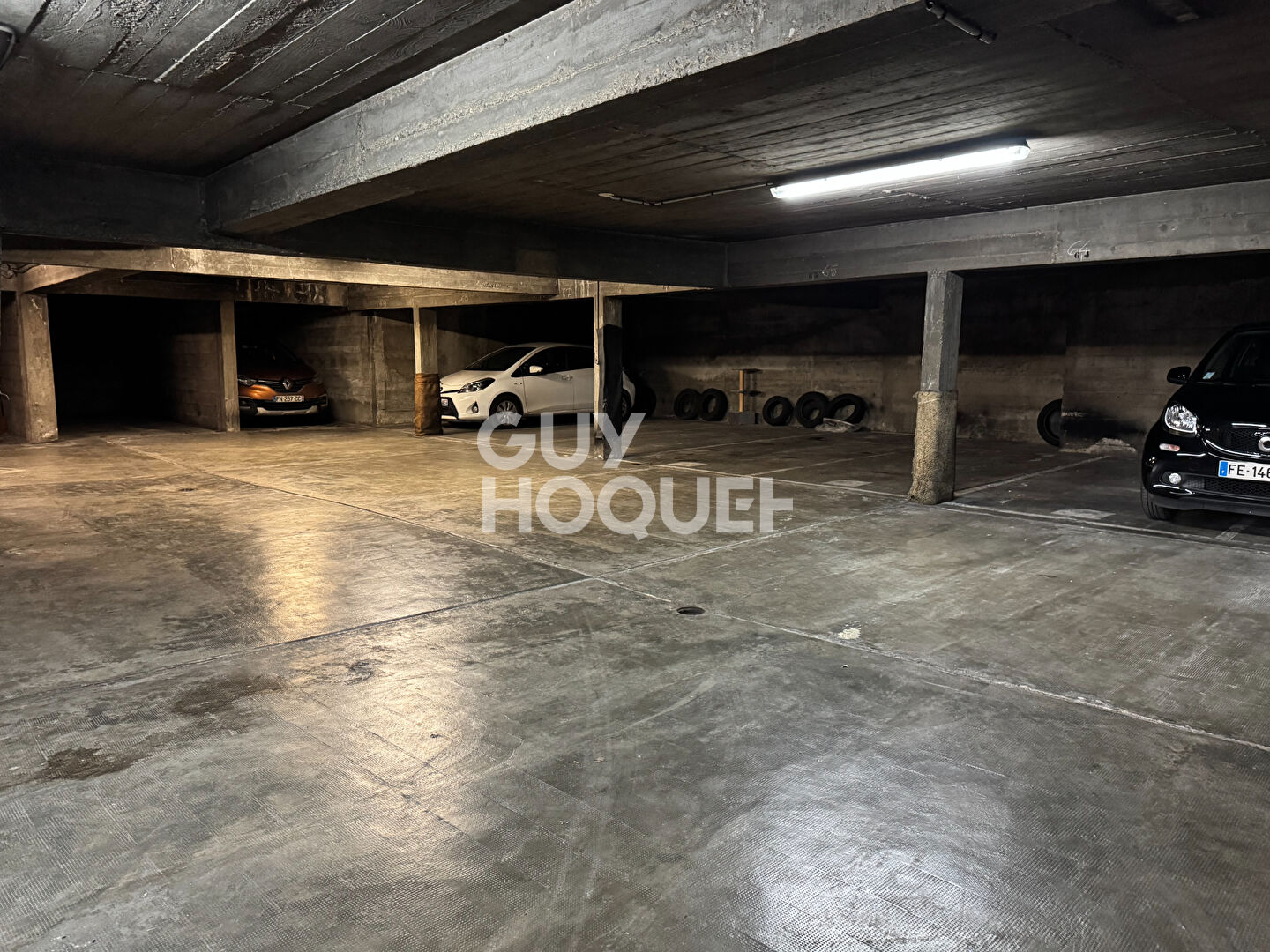 Stationnement sécurisé en sous-sol : 17 rue du Coq Français.