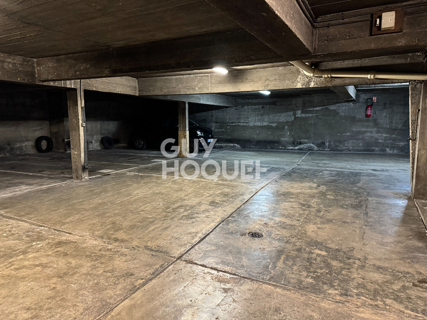 Stationnement sécurisé en sous-sol : 17 rue du Coq Français.
