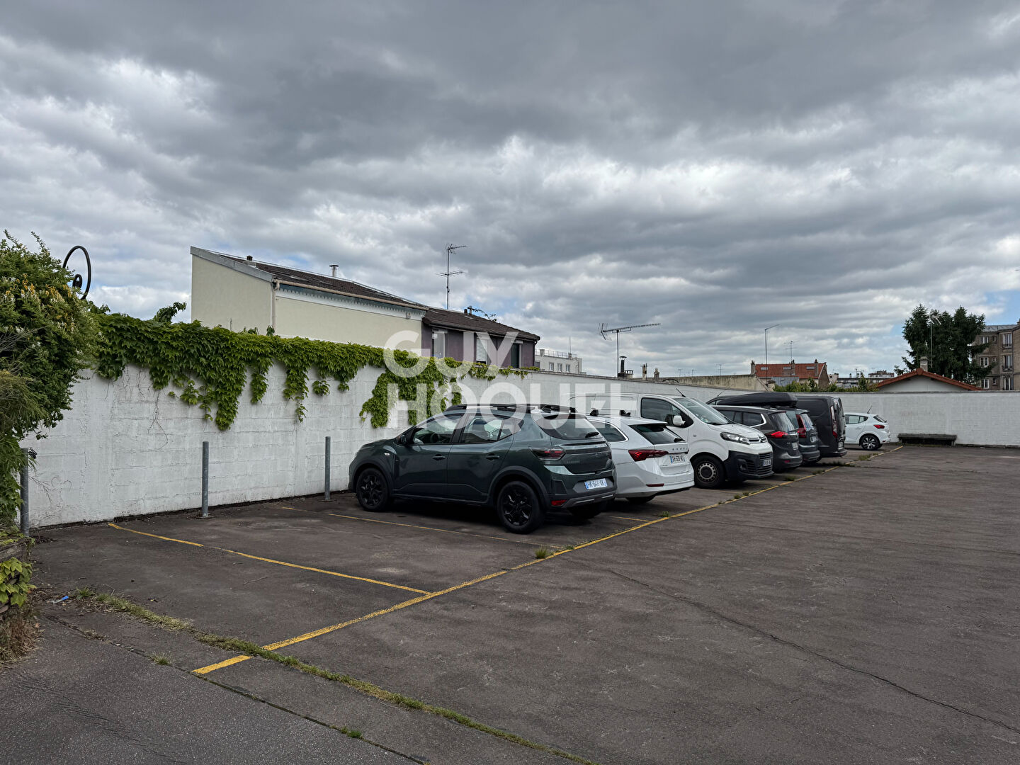 Le confort du quotidien : votre stationnement privé et sécurisé rue de Romainville.
