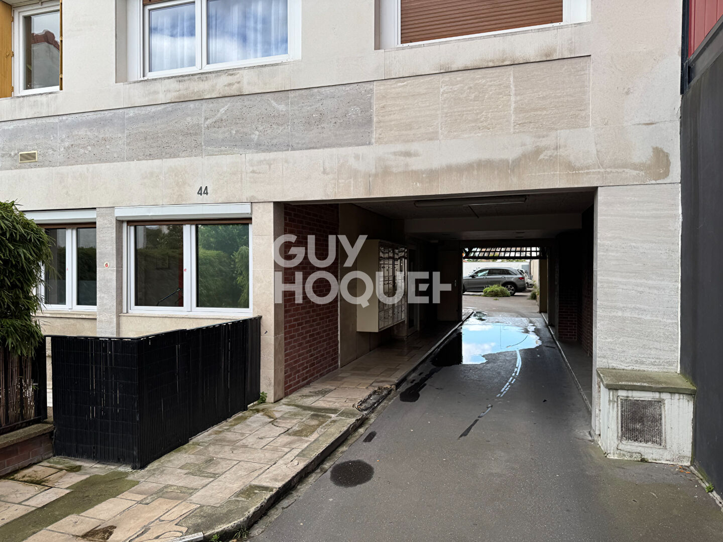 Le confort du quotidien : votre stationnement privé et sécurisé rue de Romainville.
