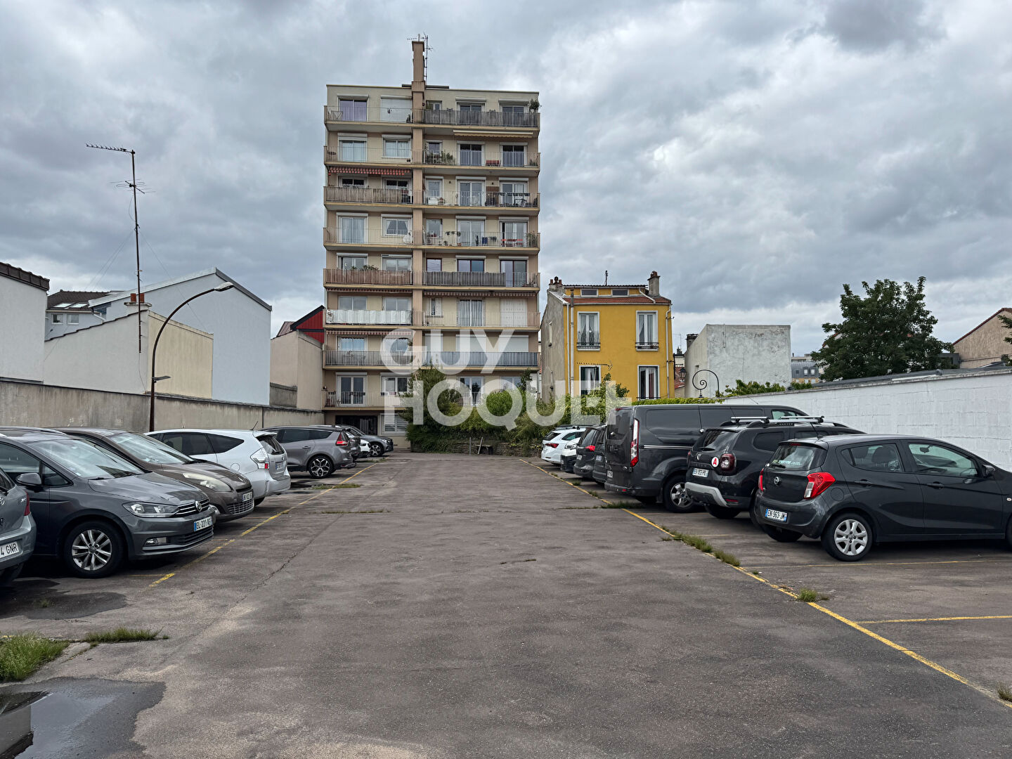 Le confort du quotidien : votre stationnement privé et sécurisé rue de Romainville.
