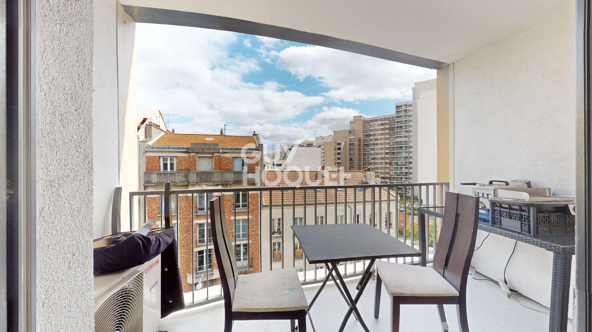 150 m² au dernier étage sur la rue principale des Lilas : le genre de perle rare qui n'arrive qu'une fois dans l'année.