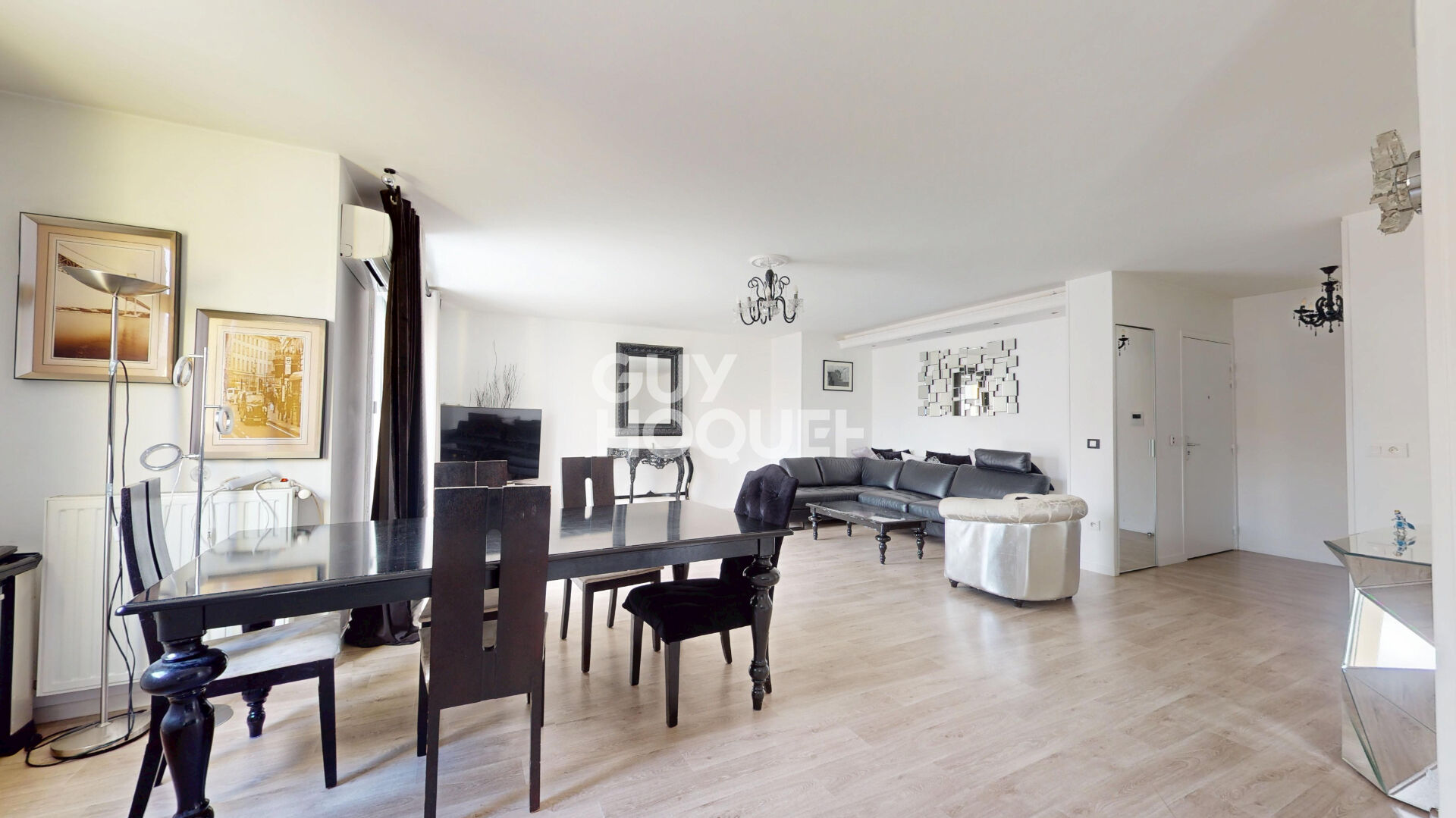 150 m² au dernier étage sur la rue principale des Lilas : le genre de perle rare qui n'arrive qu'une fois dans l'année.
