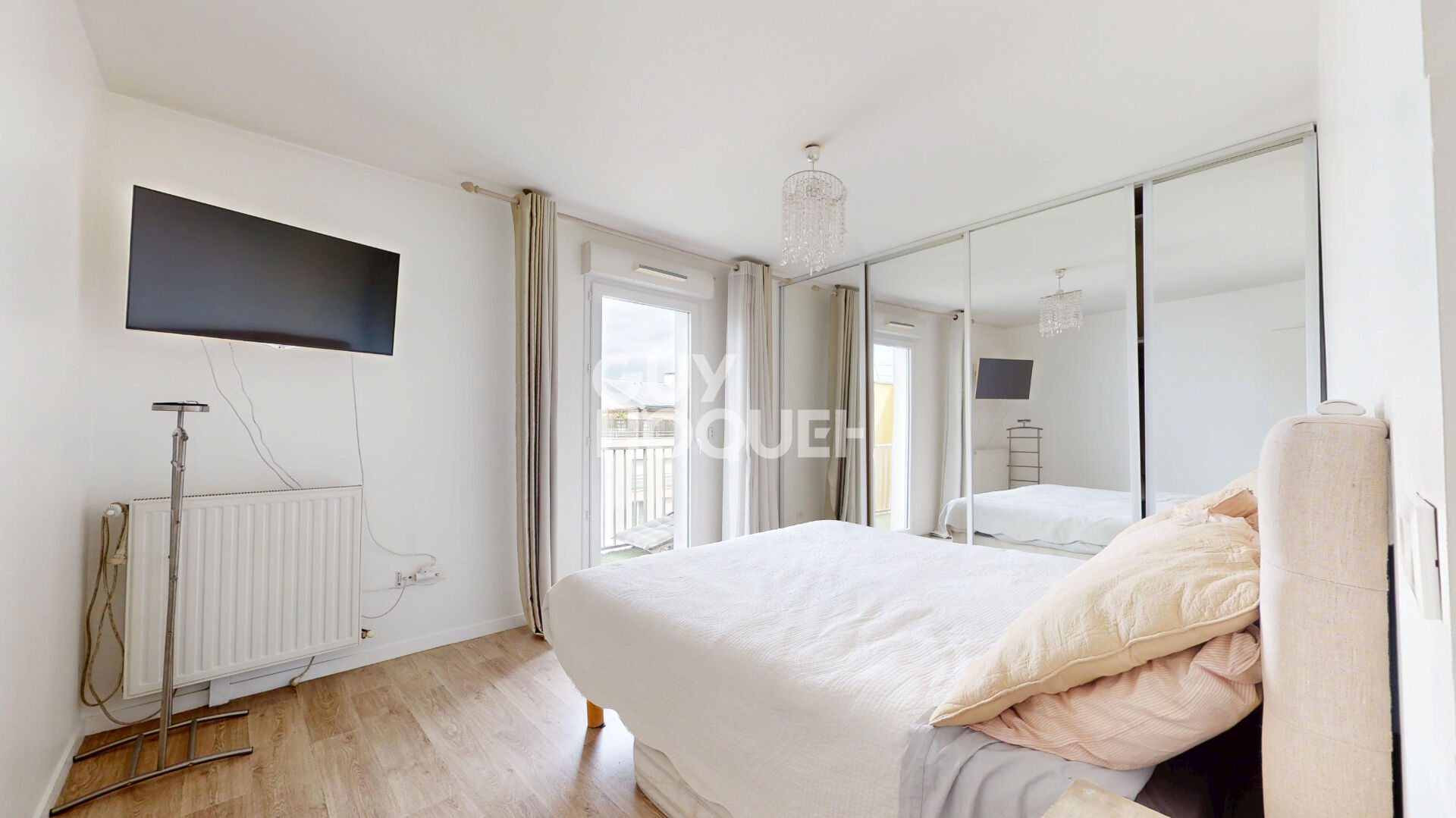 150 m² au dernier étage sur la rue principale des Lilas : le genre de perle rare qui n'arrive qu'une fois dans l'année.
