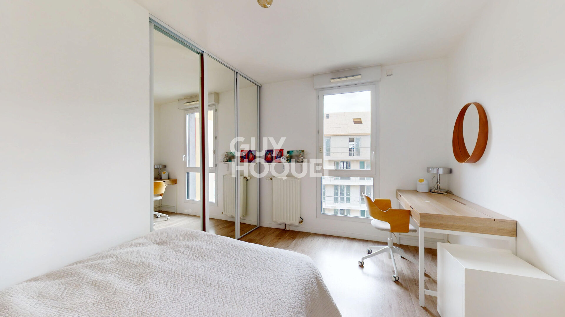 150 m² au dernier étage sur la rue principale des Lilas : le genre de perle rare qui n'arrive qu'une fois dans l'année.