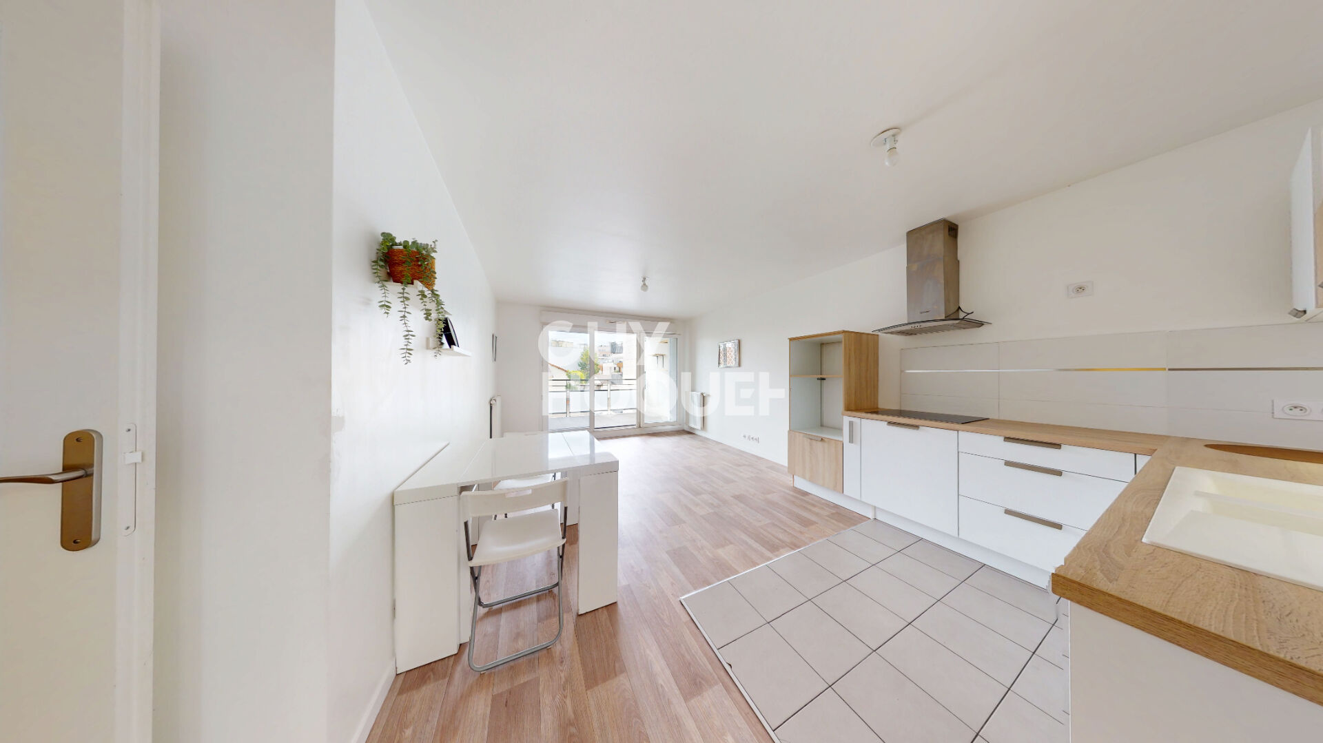 Appartement 3 pièces récent avec loggia et parking