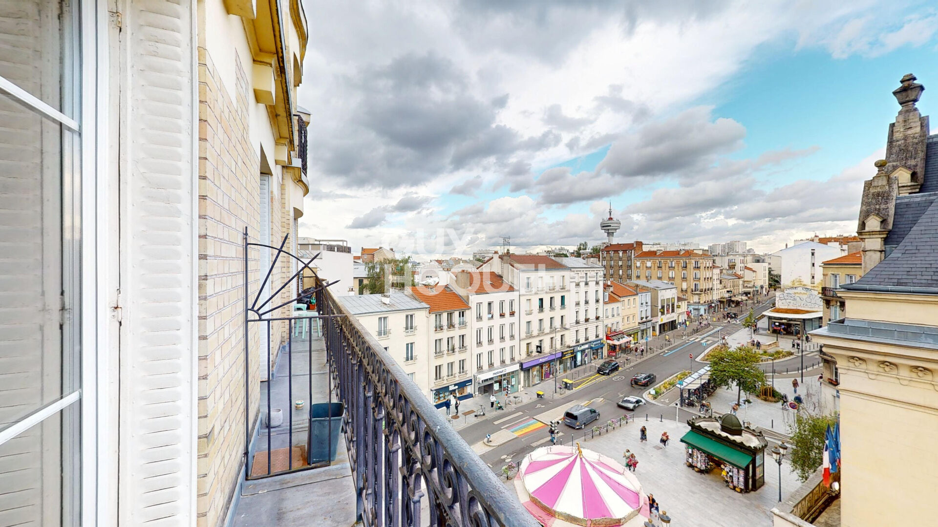 Pied du métro, un studio avec coin nuit et balcon