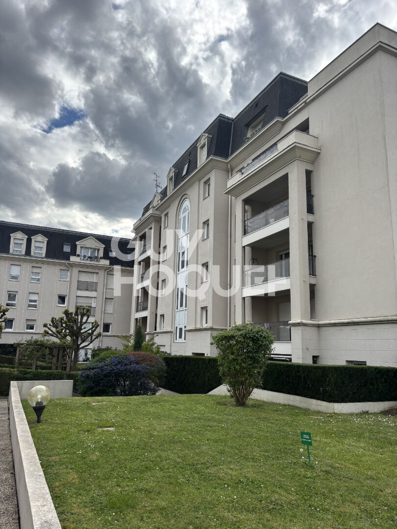 Appartement T1 à louer au dernier étage à Livry-Gargan, proche tramway et écoles