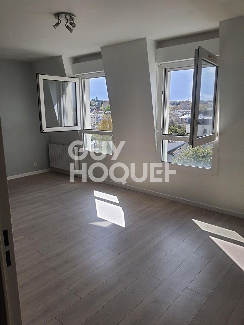 Appartement T1 à louer au dernier étage à Livry-Gargan, proche tramway et écoles