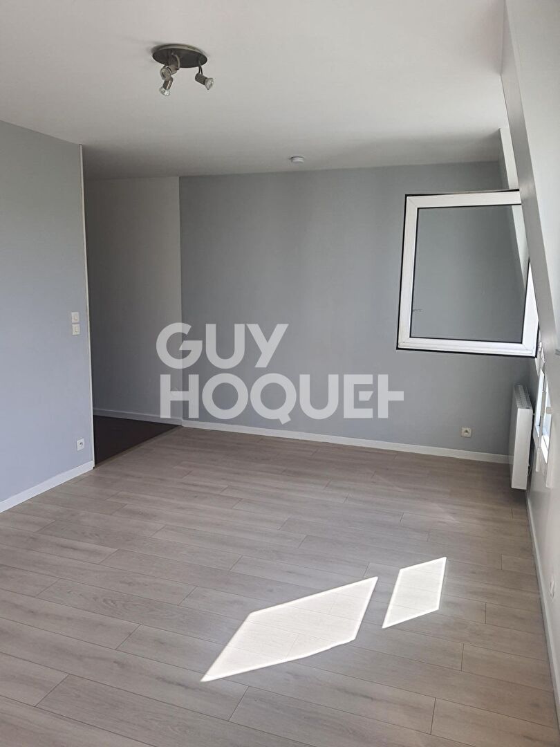 Appartement T1 à louer au dernier étage à Livry-Gargan, proche tramway et écoles