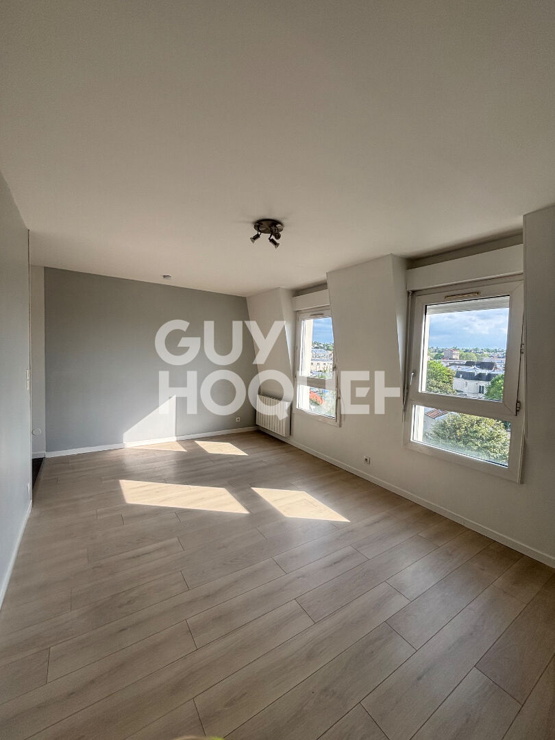 Appartement T1 à louer au dernier étage à Livry-Gargan, proche tramway et écoles