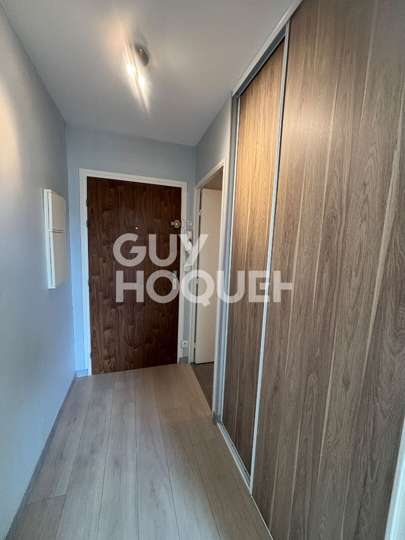 Appartement T1 à louer au dernier étage à Livry-Gargan, proche tramway et écoles