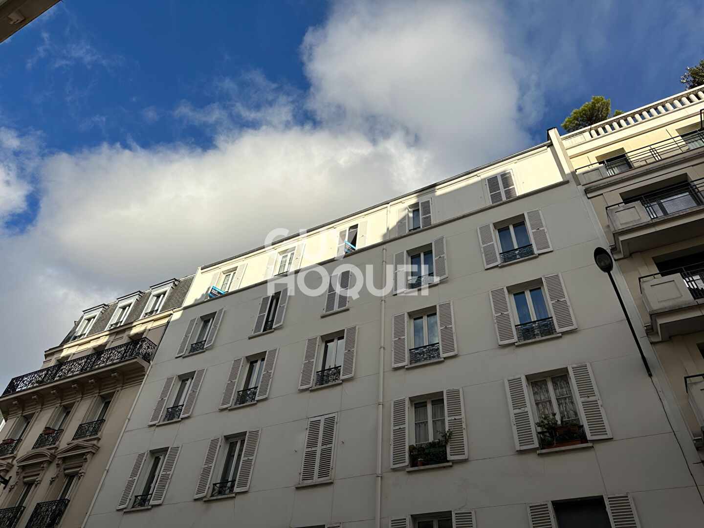 DERNIER ÉTAGE - APPARTEMENT 3 PIÈCES LUMINEUX PLEIN CENTRE