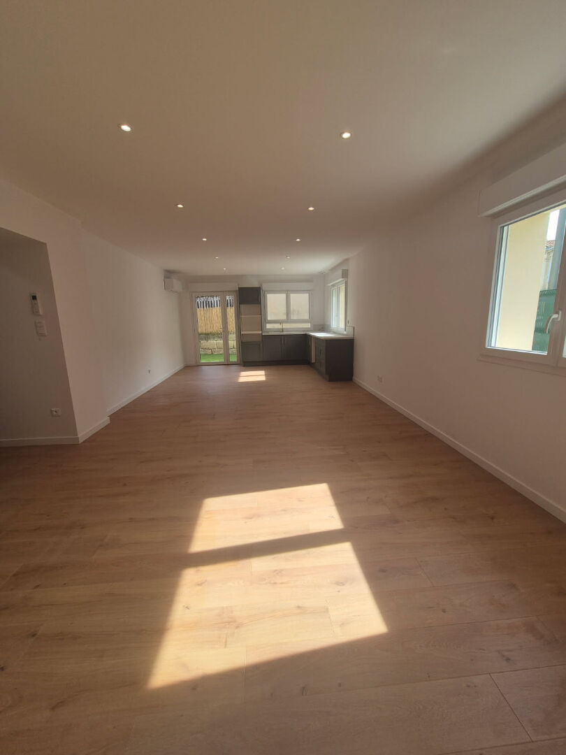 Maison à vendre à  Génissac - 3 pièces, 2 chambres avec sde privatives