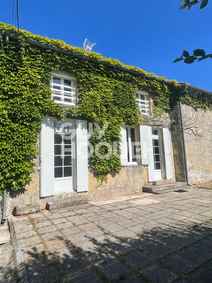 LOCATION d'une maison 4 pièces (156 m²) à LUSSAC