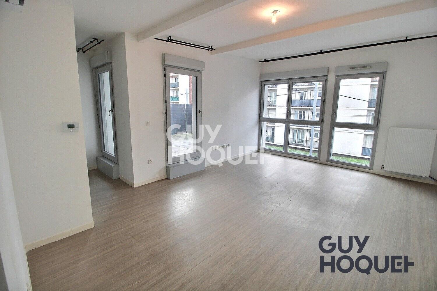 Grand 2 pièces récent avec terrasse et balcon