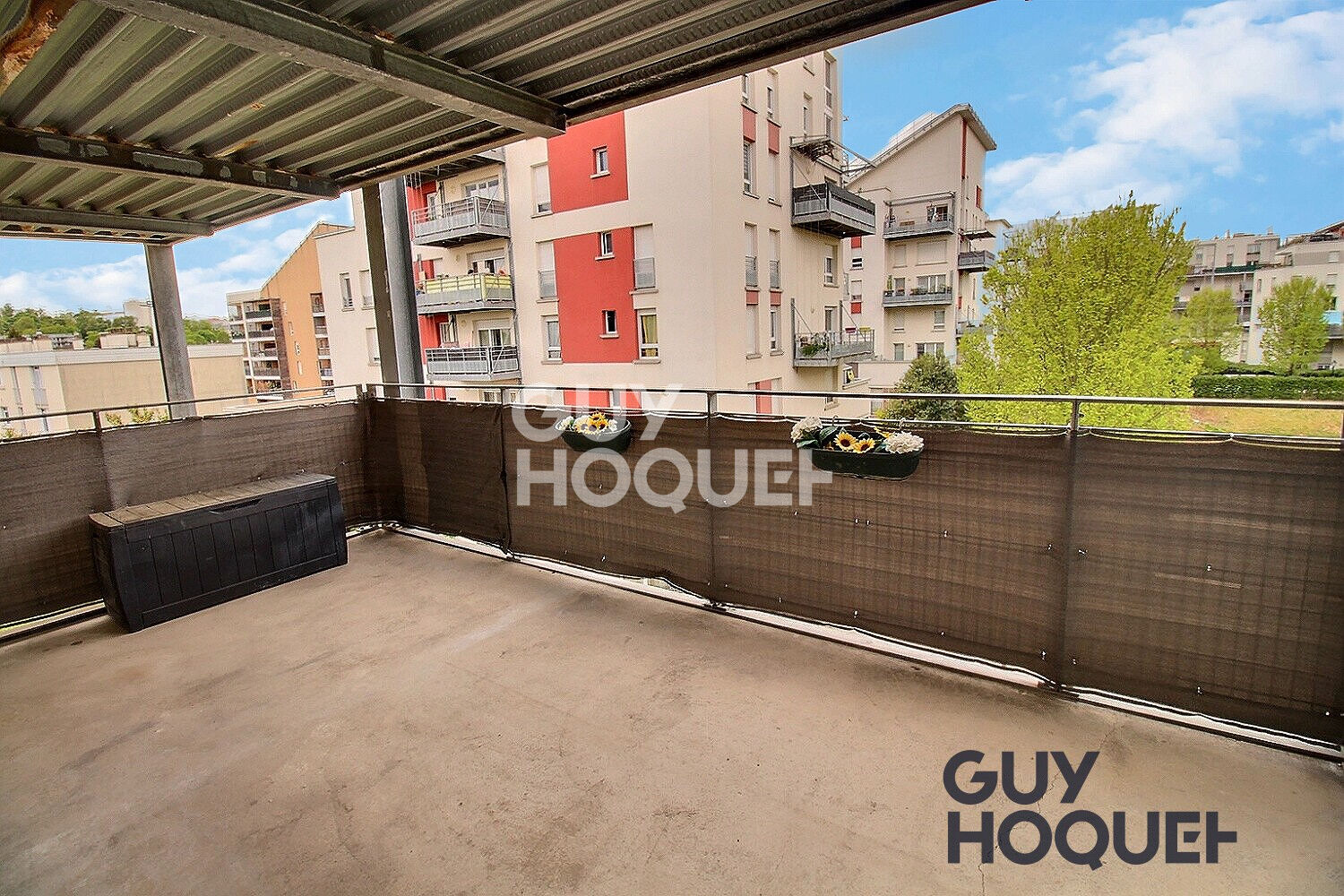 Studio avec terrasse à découvrir rapidement !