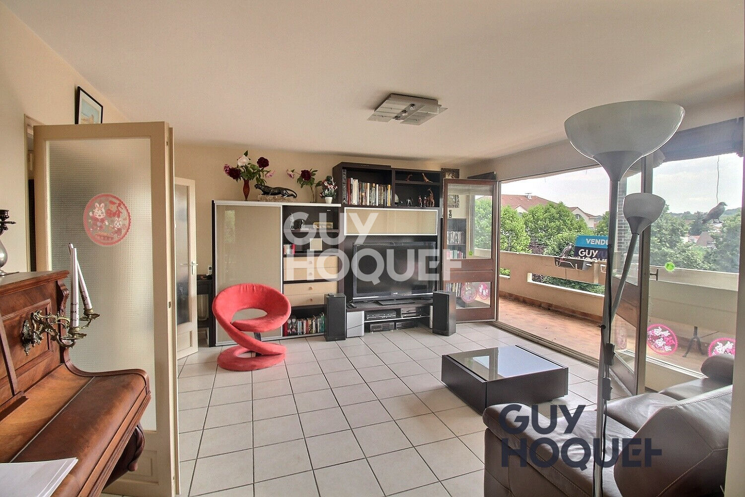 Appartement 5 pièces ? Résidence recherchée avec parking et cave  Découvrez ce bel appartement de 5 pièces, situé au sein d'une copropriété très recherchée, offrant un cadre de vie agréable e