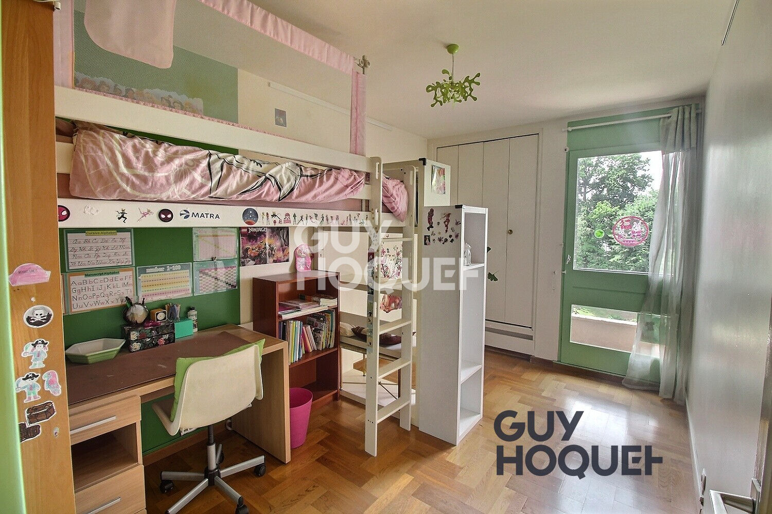 Appartement 5 pièces ? Résidence recherchée avec parking et cave  Découvrez ce bel appartement de 5 pièces, situé au sein d'une copropriété très recherchée, offrant un cadre de vie agréable e