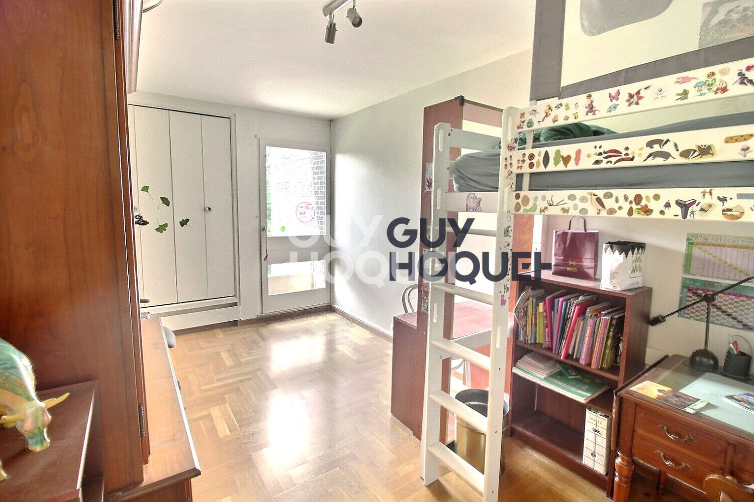 Appartement 5 pièces ? Résidence recherchée avec parking et cave  Découvrez ce bel appartement de 5 pièces, situé au sein d'une copropriété très recherchée, offrant un cadre de vie agréable e