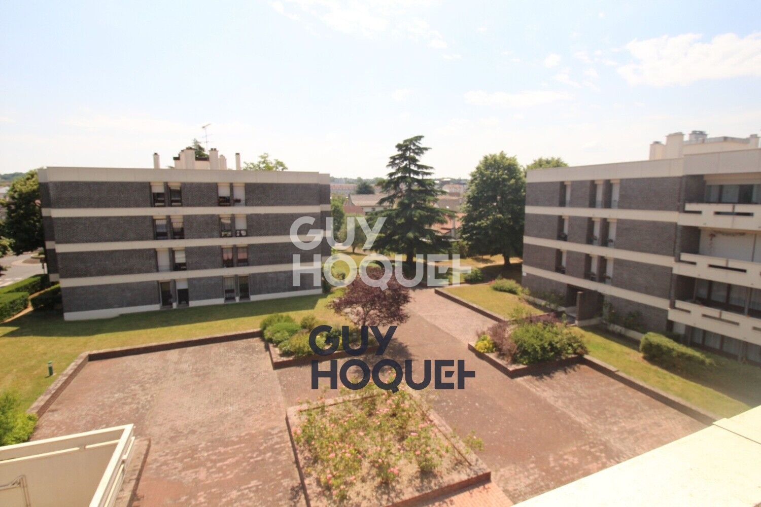 Appartement 5 pièces ? Résidence recherchée avec parking et cave  Découvrez ce bel appartement de 5 pièces, situé au sein d'une copropriété très recherchée, offrant un cadre de vie agréable e
