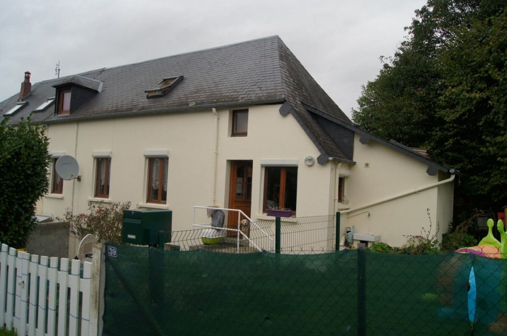 DANS VILLAGE AVEC TOUS COMMERCES