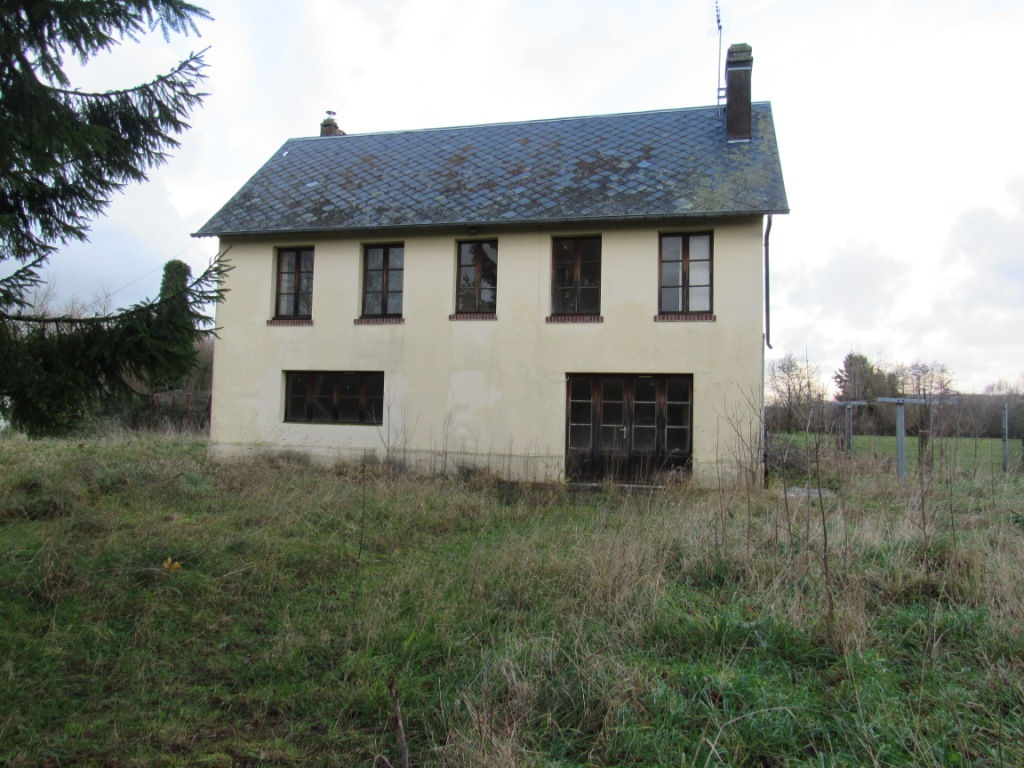 A  vendre, maison à rénover de 100 m² proche de Deauville.
