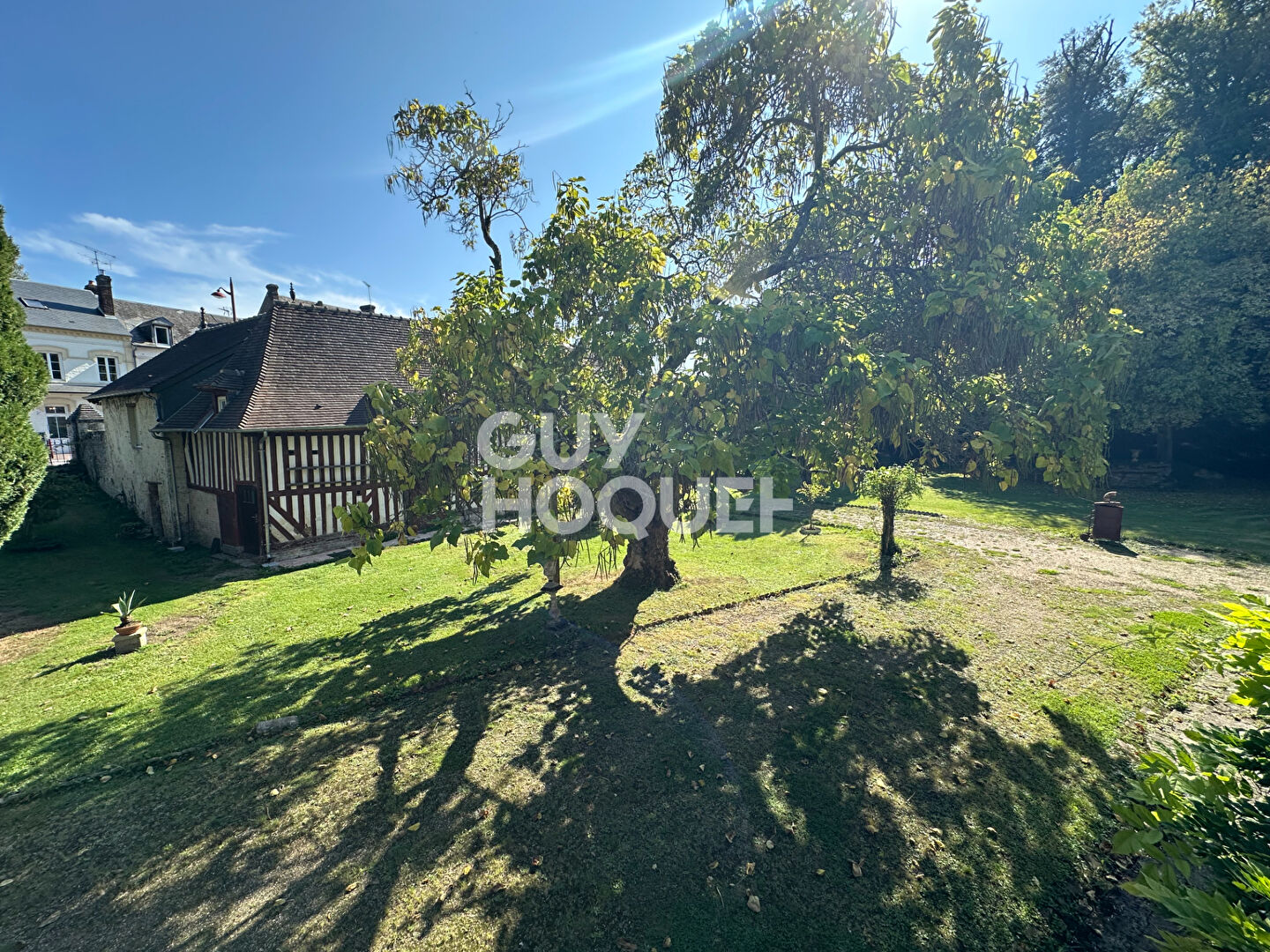 A 5 MINUTES DE LISIEUX - PROPRIÉTÉ DE 14 PIÈCES