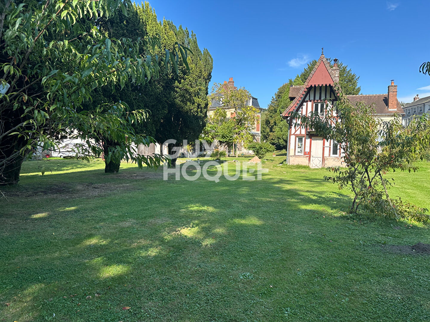 A 5 MINUTES DE LISIEUX - PROPRIÉTÉ DE 14 PIÈCES