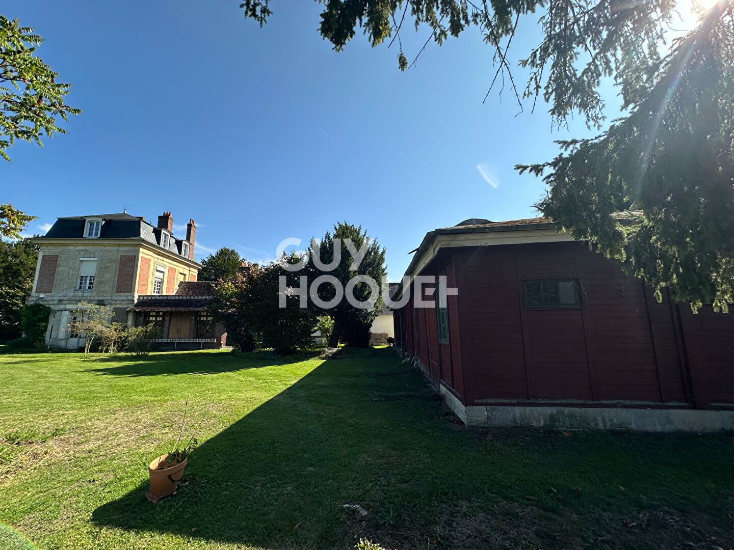A 5 MINUTES DE LISIEUX - PROPRIÉTÉ DE 14 PIÈCES