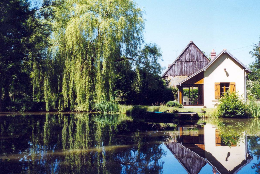 Maisonnette 40 m² habitables, 5600 m² terrain avec étang, LONGNY LES VILLAGES