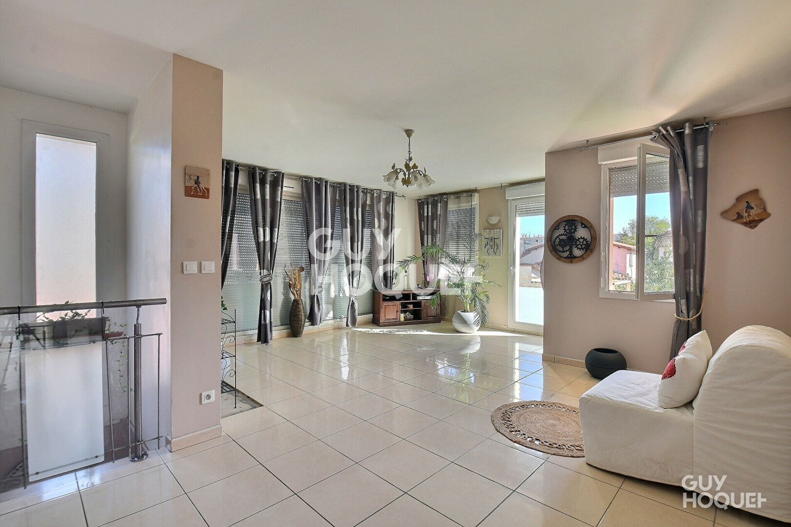 À VENDRE, Maison familiale de 203 m² avec studio indépendant, Terrain de 817 m², Bron (69500)